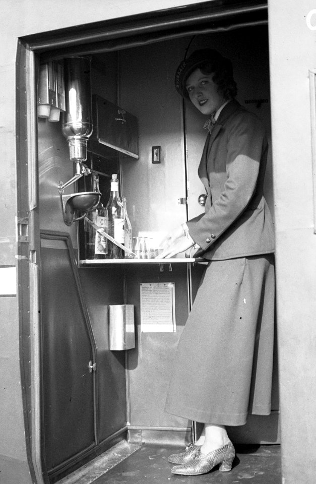 ETH-BIB-Frl. Nelly Diener in der Galley der Curtiss AT-32C Condor, CH-170 in Dübendorf-Inlandflüge-LBS MH05-44-31