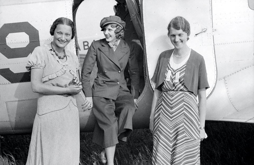 ETH-BIB-Frl. Nelly Diener und Hagedorn vor der General Aviation Clark GA-43, CH-169 in Dübendorf-Inlandflüge-LBS MH05-44-02