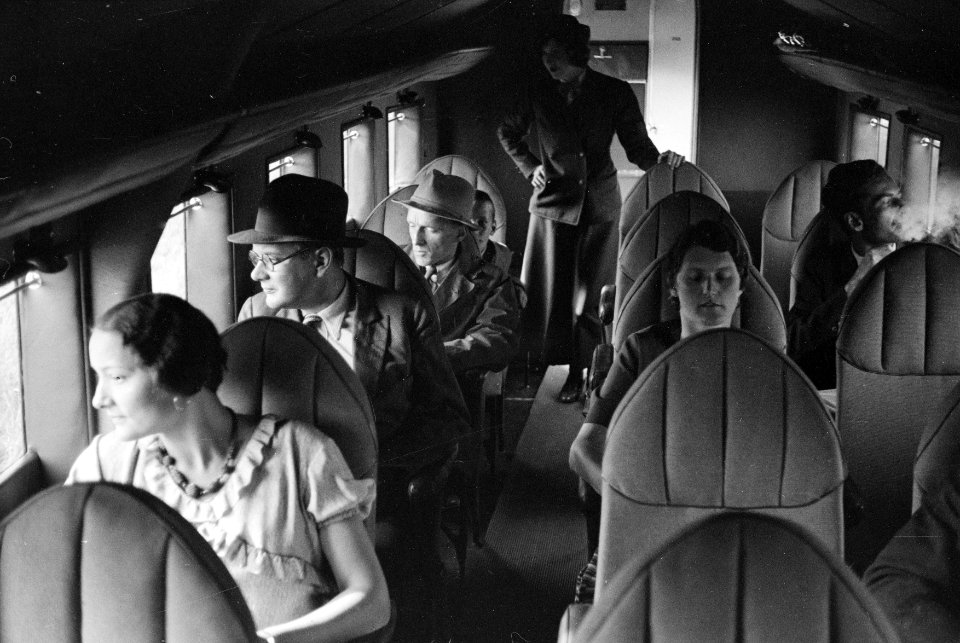 ETH-BIB-Frl. Nelly Diener mit Passagieren in der Kabine der Curtiss AT-32C Condor, CH-170 in Dübendorf-Inlandflüge-LBS MH05-44-24