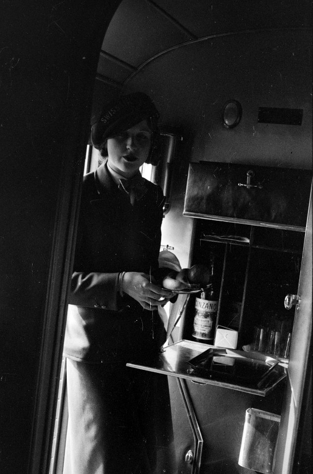 ETH-BIB-Frl. Nelly Diener in der Galley der Curtiss AT-32C Condor, CH-170 in Dübendorf-Inlandflüge-LBS MH05-44-28