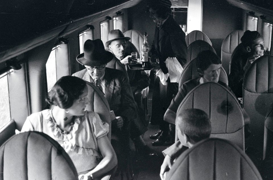 ETH-BIB-Frl. Nelly Diener mit Passagieren in der Kabine der Curtiss AT-32C Condor, CH-170 in Dübendorf-Inlandflüge-LBS MH05-44-21
