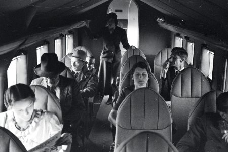ETH-BIB-Frl. Nelly Diener mit Passagieren in der Kabine der Curtiss AT-32C Condor, CH-170 in Dübendorf-Inlandflüge-LBS MH05-44-25