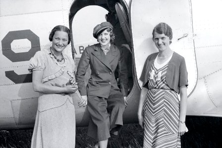 ETH-BIB-Frl. Nelly Diener und Hagedorn vor der General Aviation Clark GA-43, CH-169 in Dübendorf-Inlandflüge-LBS MH05-44-03