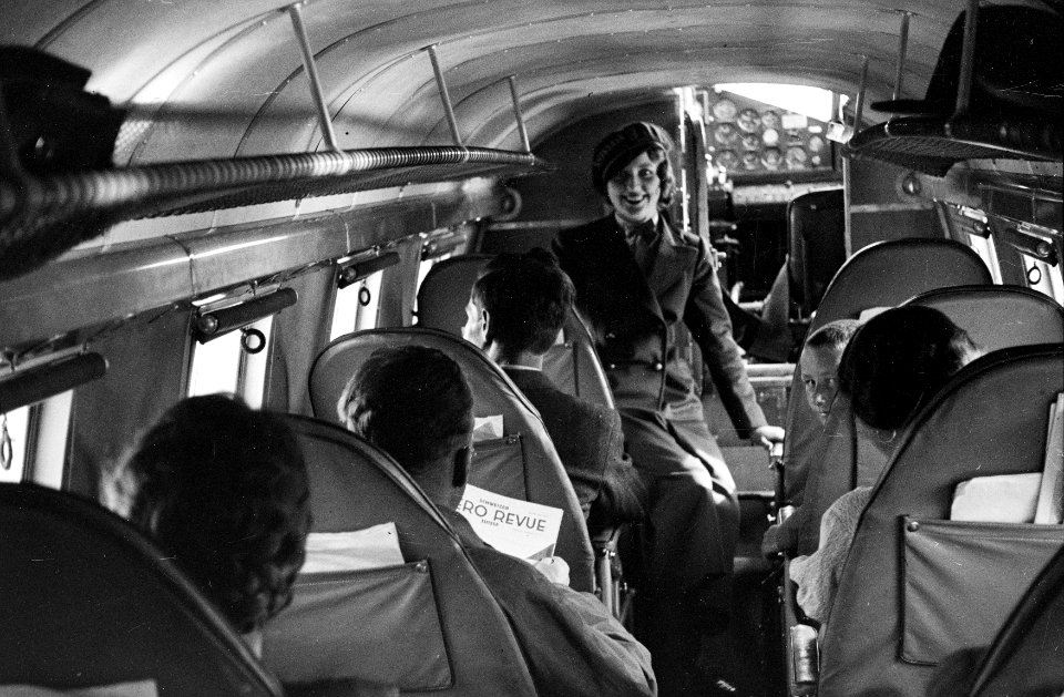 ETH-BIB-Frl. Nelly Diener mit Passagieren in der Kabine der General Aviation Clark GA-43, CH-169 in Dübendorf-Inlandflüge-LBS MH05-44-07