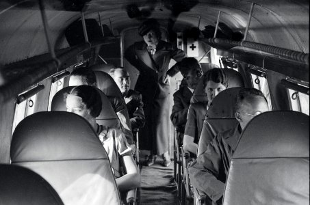 ETH-BIB-Frl. Nelly Diener mit Passagieren in der Kabine der General Aviation Clark GA-43, CH-169 in Dübendorf-Inlandflüge-LBS MH05-44-11