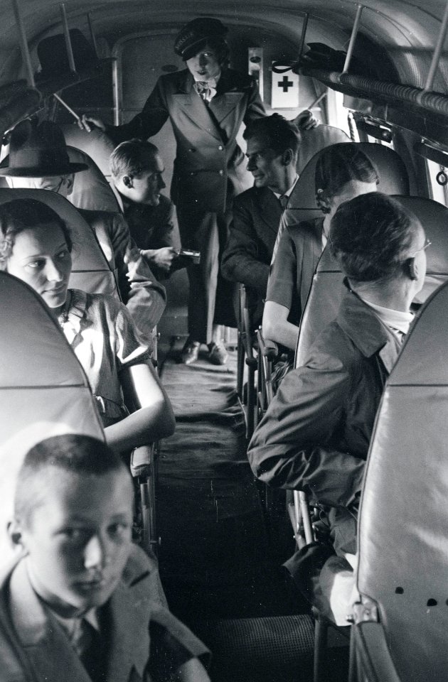 ETH-BIB-Frl. Nelly Diener mit Passagieren in der Kabine der General Aviation Clark GA-43, CH-169 in Dübendorf-Inlandflüge-LBS MH05-44-15
