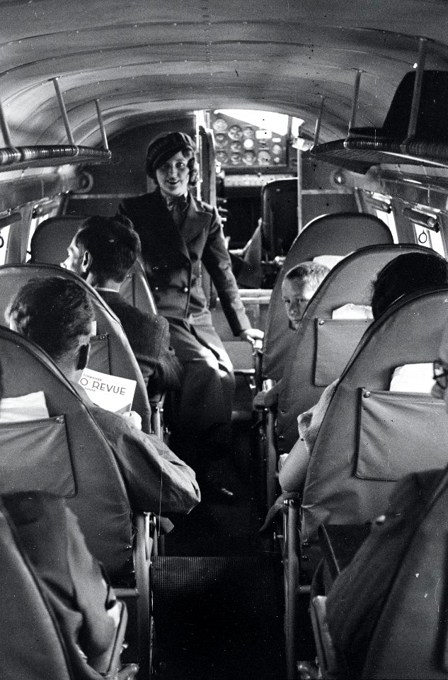 ETH-BIB-Frl. Nelly Diener mit Passagieren in der Kabine der General Aviation Clark GA-43, CH-169 in Dübendorf-Inlandflüge-LBS MH05-44-08