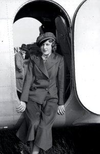 ETH-BIB-Frl. Nelly Diener vor der General Aviation Clark GA-43, CH-169 in Dübendorf-Inlandflüge-LBS MH05-44-04