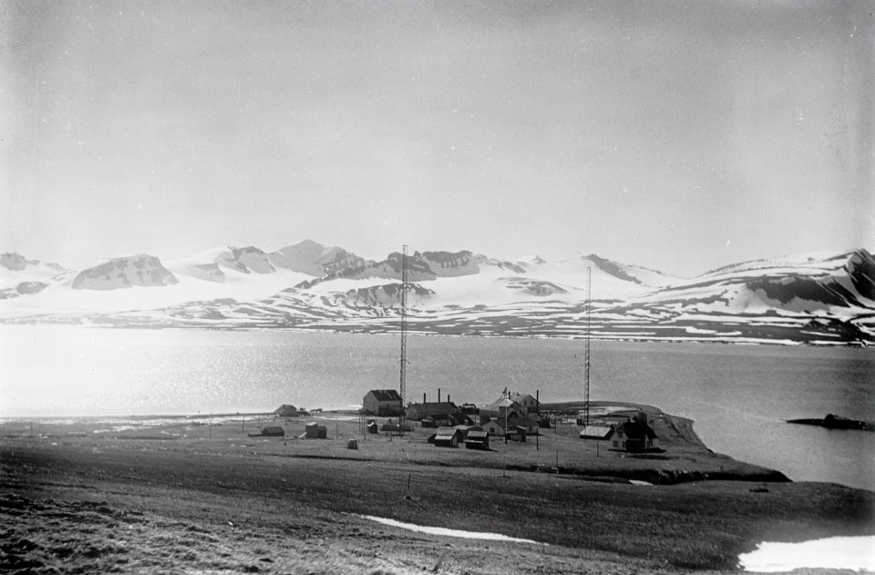 ETH-BIB-Funkstation (alte Walfangstation) von Green Harbour-Spitzbergenflug 1923-LBS MH02-01-0054