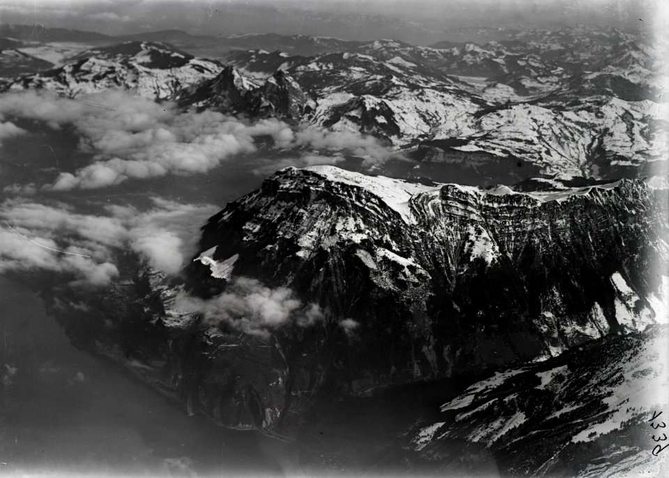 ETH-BIB-Fronalpstock, Mythen, Riemenstaldertal v. S. aus 2800 m-Inlandflüge-LBS MH01-001339