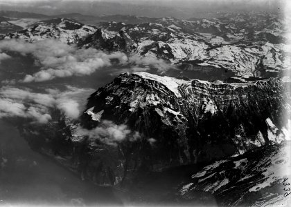 ETH-BIB-Fronalpstock, Mythen, Riemenstaldertal v. S. aus 2800 m-Inlandflüge-LBS MH01-001339