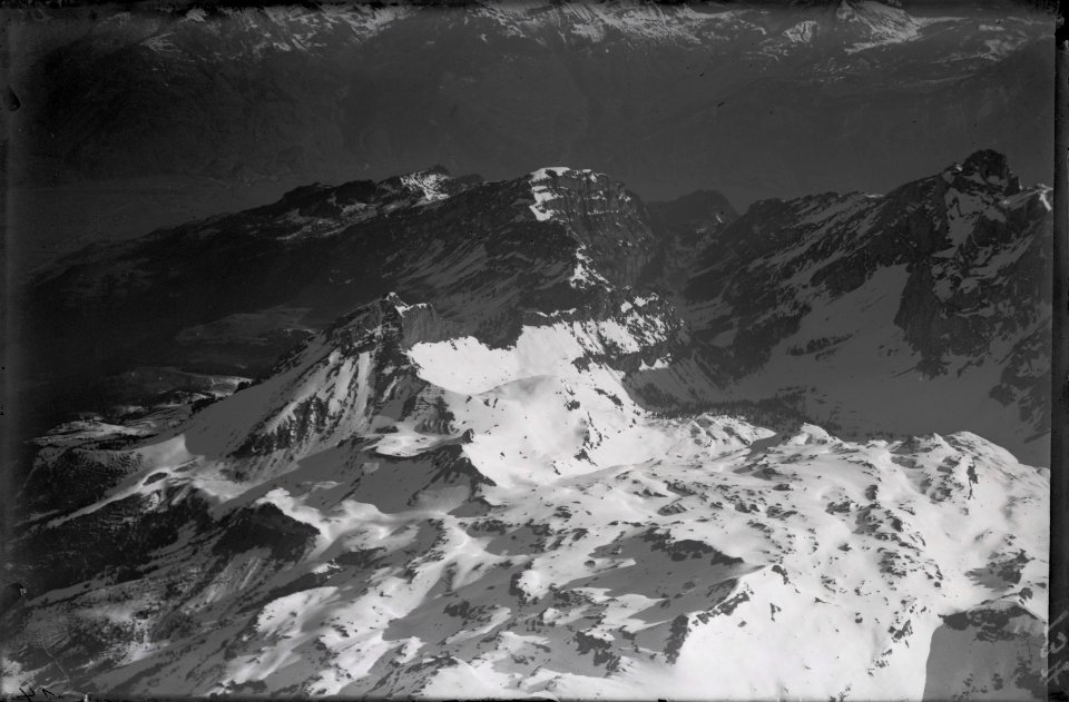 ETH-BIB-Fronalpstock, Neuenkamm, Weesen, Plattenalp, Thalalpsee aus 3000 m-Inlandflüge-LBS MH01-000134