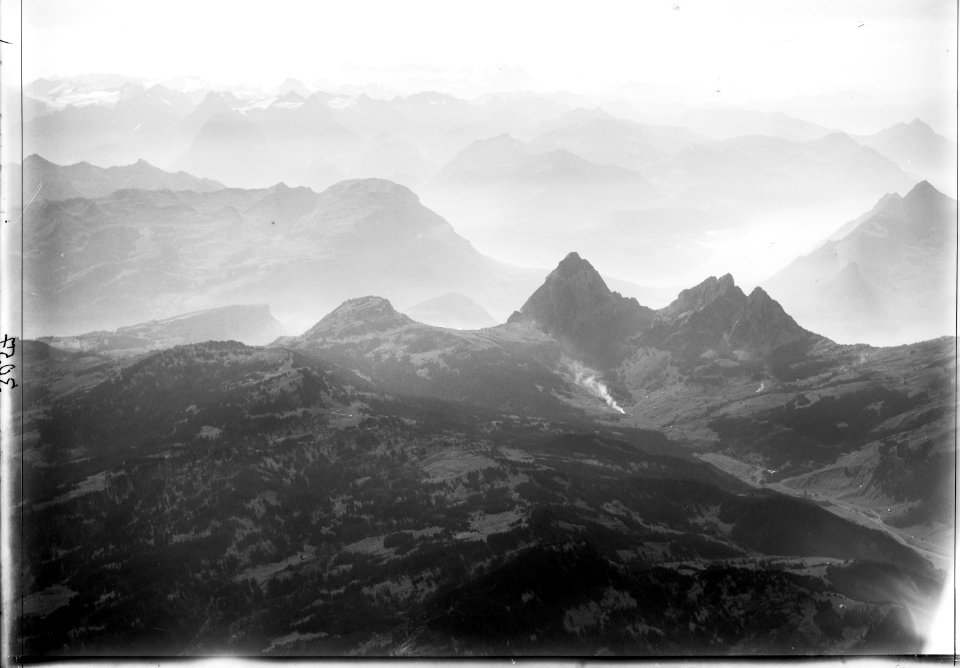 ETH-BIB-Furggelenstock, Mythen, Rotenflue, Fronalpstock, Schienberg, Berneralpen aus 2500 m-Inlandflüge-LBS MH01-003057
