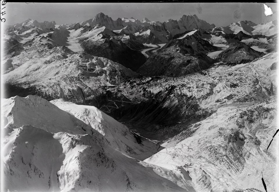 ETH-BIB-Furkapasshöhe (unten), in der Mitte die Grimselstrasse an der Meierwand, Finsteraarhorn v. O. aus 3800 m-Inlandflüge-LBS MH01-002416