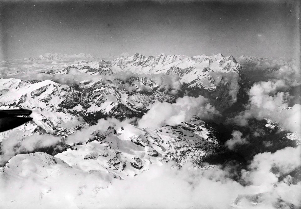 ETH-BIB-Gadmertal und Genttal, die Gadmerflühe, Steilabsturz der Berneralpen zur Scheidegg, Engelbergeralpen, Walliseralpen v. N. O. aus 4000 m-Inlandflüge-LBS MH01-000977