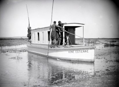 ETH-BIB-Gao, mit langen Stangen werden die Boote auf dem Niger durch das Schilfdickicht mühsam geschleppt-Tschadseeflug 1930-31-LBS MH02-08-0504