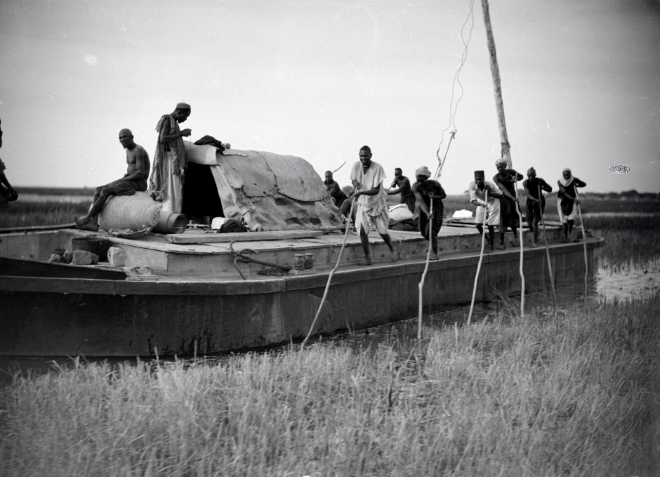 ETH-BIB-Gao, mit langen Stangen werden die Boote auf dem Niger durch das Schilfdickicht mühsam geschleppt-Tschadseeflug 1930-31-LBS MH02-08-0501