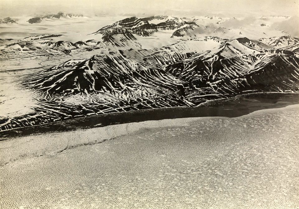 ETH-BIB-Gebirge an der Küste Spitzbergens-Spitzbergenflug 1923-LBS MH02-01-0064-A