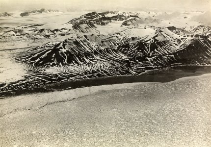 ETH-BIB-Gebirge an der Küste Spitzbergens-Spitzbergenflug 1923-LBS MH02-01-0064-A