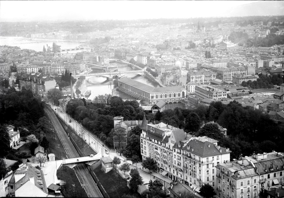 ETH-BIB-Genf = Genève, E. W., Altstadt aus 100 m-Inlandflüge-LBS MH01-004585