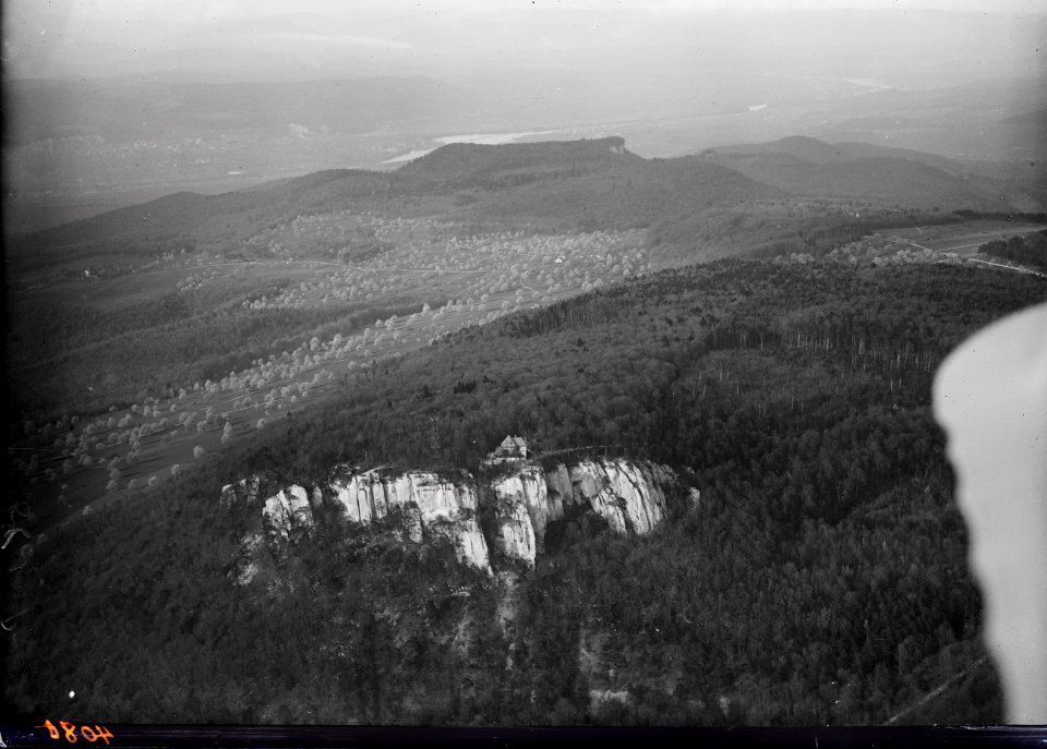 ETH-BIB-Gempenturm, Scharten, Bad Schauenburg v. S. W. aus 200 m-Inlandflüge-LBS MH01-004080