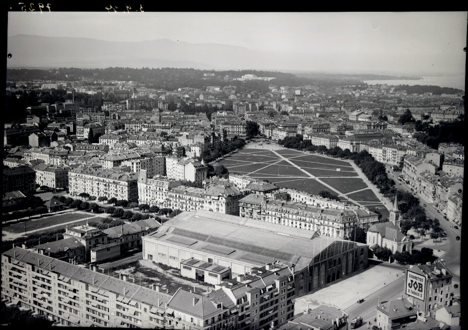 ETH-BIB-Genf = Genève, Plainpalais, Temple de Plainpalais, Palais de l'Exposition aus 100 m-Inlandflüge-LBS MH01-007925
