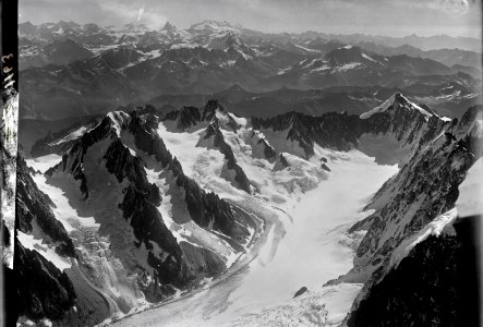 ETH-BIB-Glacier d'Argentière, r. der Dreiländerstein Mont Dolent, in der Ferne Matterhorn und Monte Rosa v. N. W. aus 4000 m-Inlandflüge-LBS MH01-001163