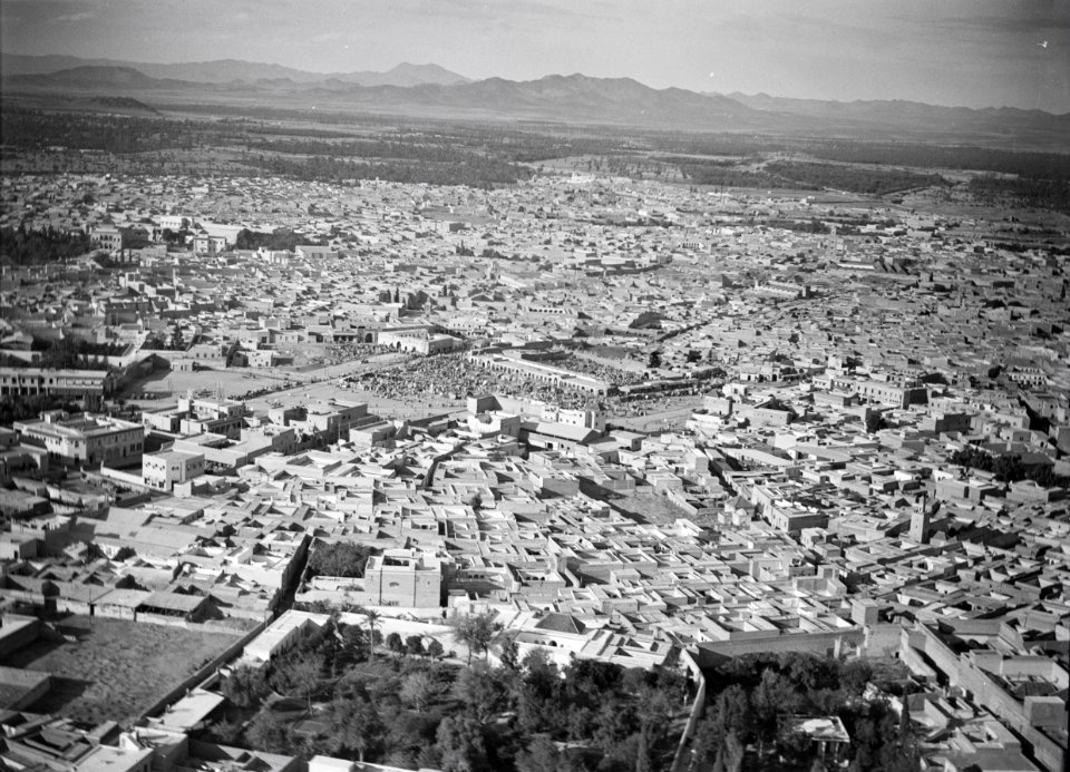 ETH-BIB-Gesamtansicht von Marrakesch aus 400 m Flughöhe von Süden gesehen, in der Mitte der grosse Marktplatz-Tschadseeflug 1930-31-LBS MH02-08-0287