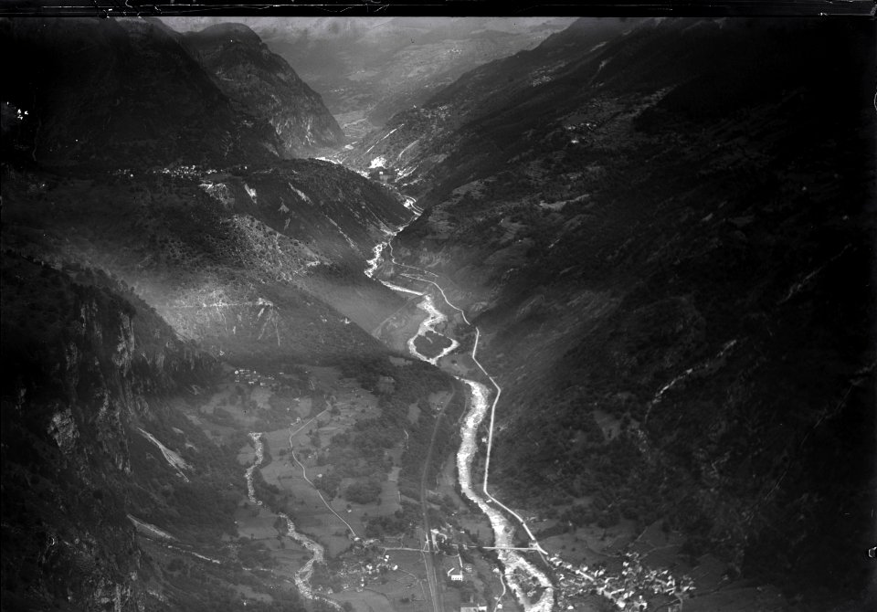 ETH-BIB-Giornico, Chironico, Kehrtunnels v. S. O. aus 1200 m-Inlandflüge-LBS MH01-006148