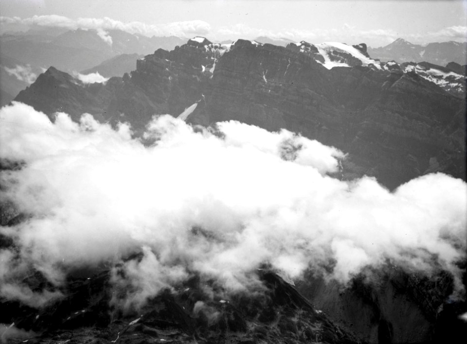 ETH-BIB-Glärnisch Nordwand mit Wolken aus 2700 m-Inlandflüge-LBS MH01-006530
