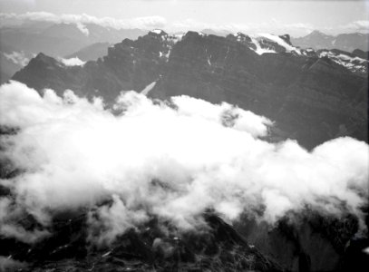 ETH-BIB-Glärnisch Nordwand mit Wolken aus 2700 m-Inlandflüge-LBS MH01-006530