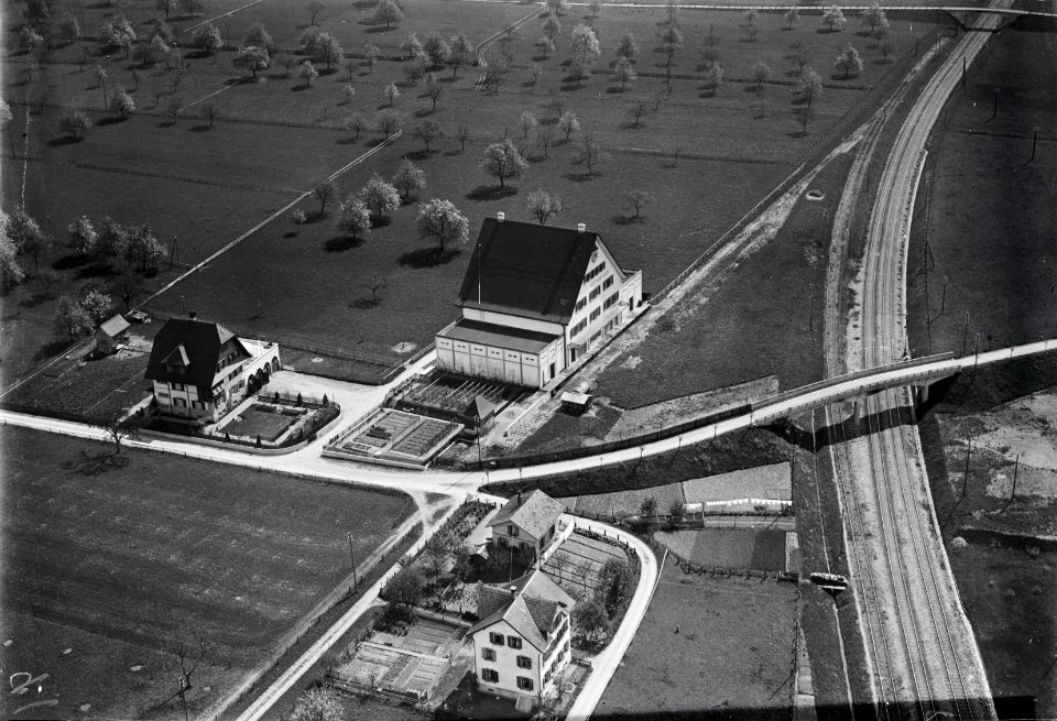 ETH-BIB-Gossau SG, Fabrik Sylvester Schaffhauser, chemisch-technische Produkte, rechts Bahnlinie Gossau-St.Gallen-Inlandflüge-LBS MH03-0368