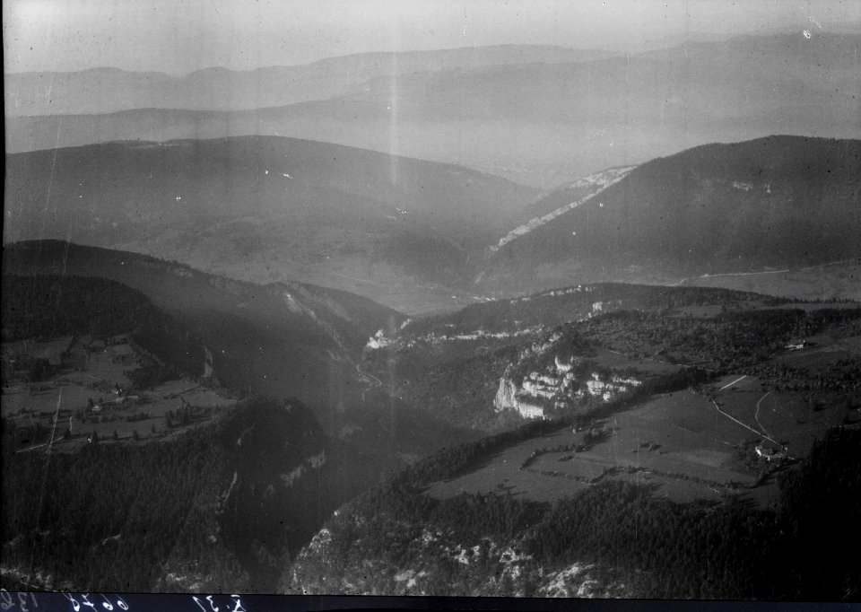ETH-BIB-Gorges du Pichoux, Blick nach Norden, in der Mitte die Klus zwischen Undervelier und Berlincourt-Inlandflüge-LBS MH01-006678B