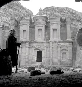 ETH-BIB-Grabtempel Ed Deir, Petra-Abessinienflug 1934-LBS MH02-22-0102