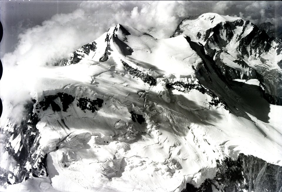 ETH-BIB-Grand Combin mit Wolken v. N. O. aus 4600 m-Inlandflüge-LBS MH01-005789
