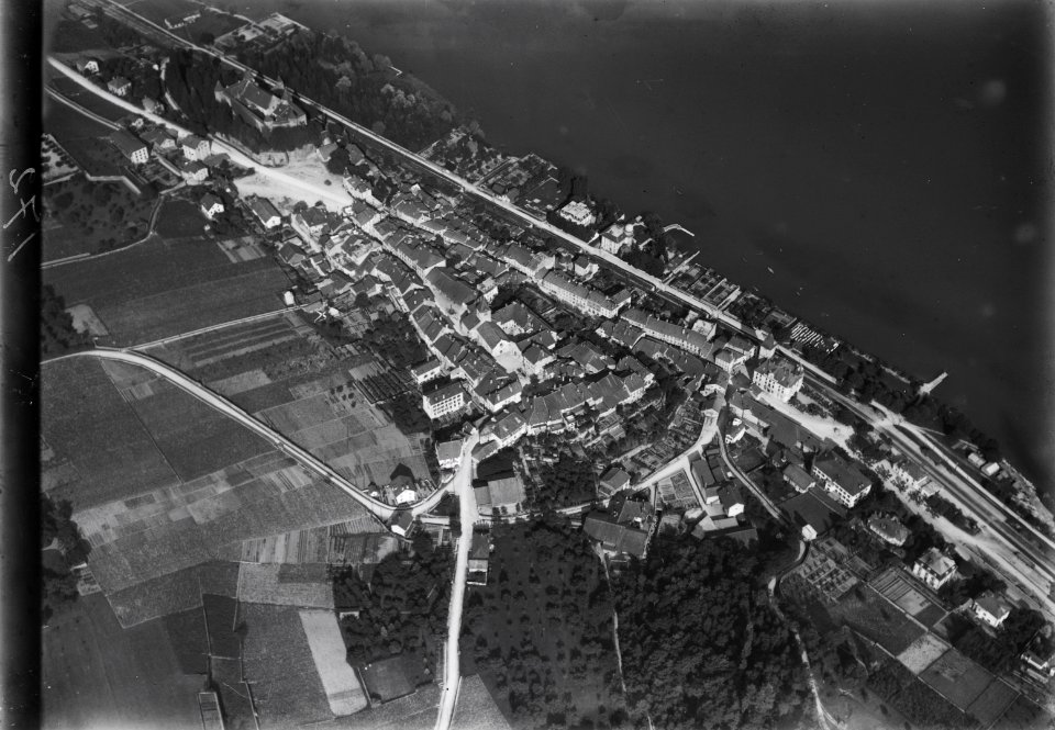 ETH-BIB-Grandson, links oben das Schloss-Inlandflüge-LBS MH01-000172