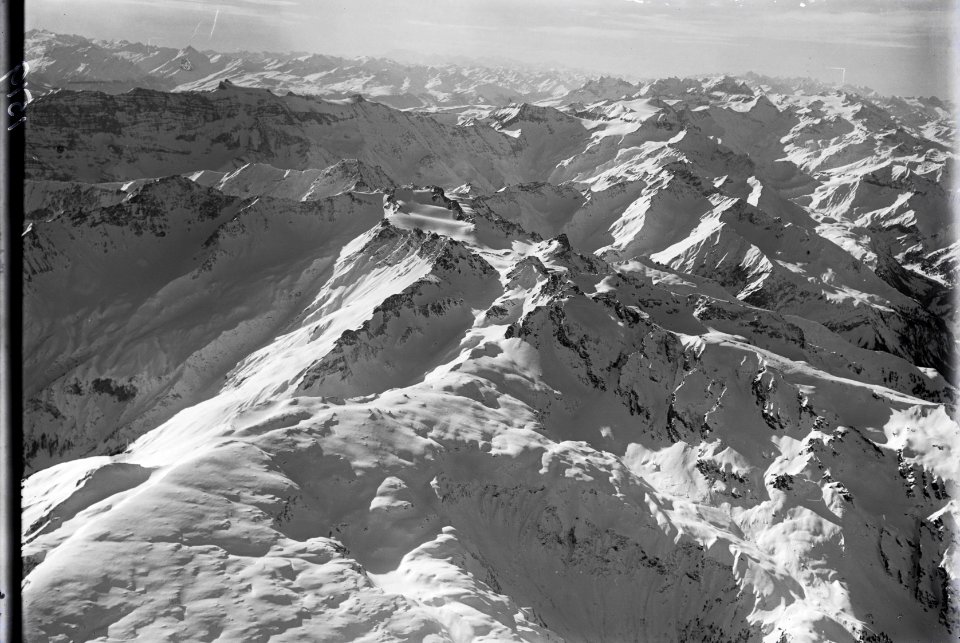 ETH-BIB-Graue Hörner, Pizol, Ringelspitz, Sardona, Hausstock aus 3600 m-Inlandflüge-LBS MH01-001519