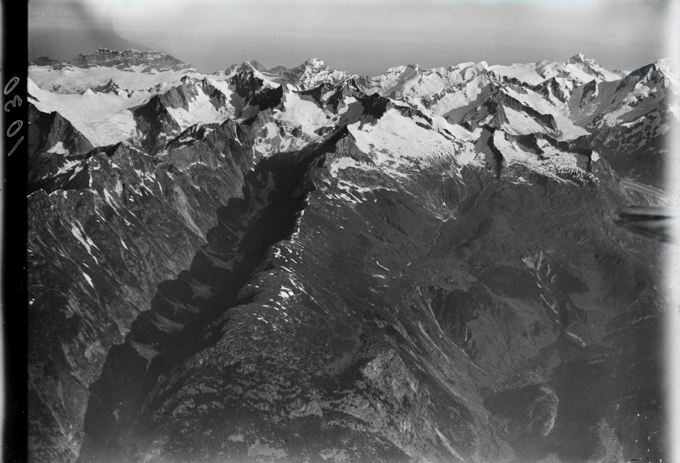 ETH-BIB-Gredetschtal, Nesthorn, Lonzahörner, Breithorn, Jungfrau aus 5000 m-Inlandflüge-LBS MH01-001030