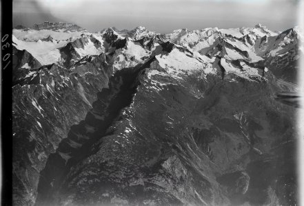 ETH-BIB-Gredetschtal, Nesthorn, Lonzahörner, Breithorn, Jungfrau aus 5000 m-Inlandflüge-LBS MH01-001030
