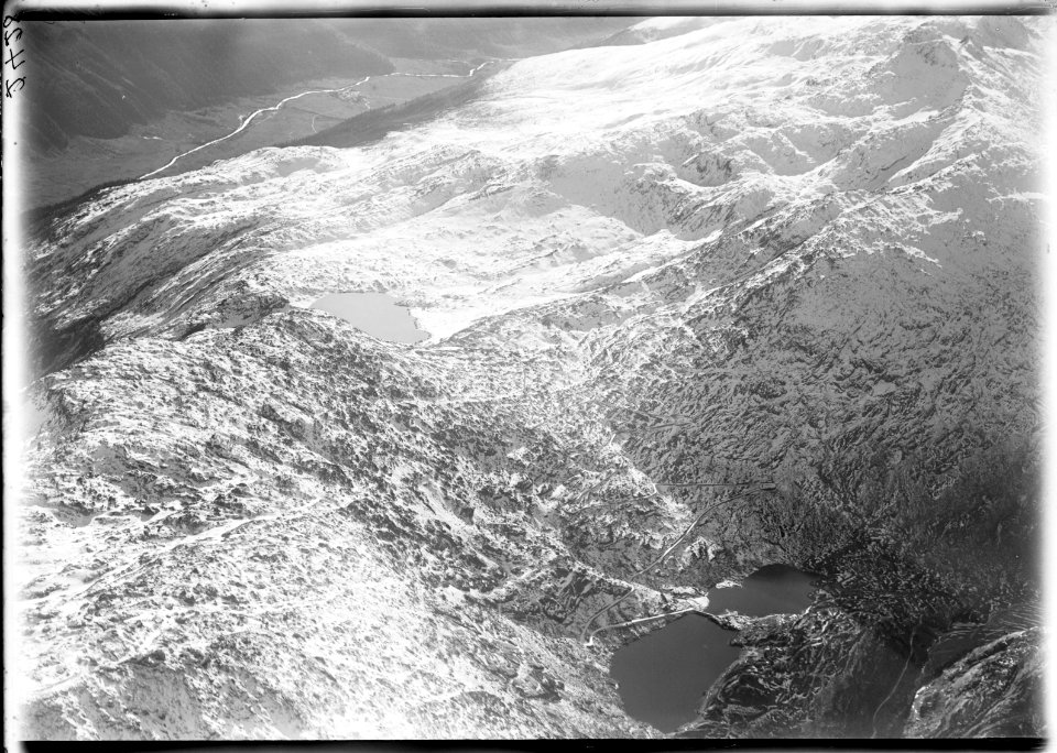 ETH-BIB-Grimsel, Rundhöckerlandschaft an der weiten Passmulde, Totensee auf der Passhöhe, Obergestelen aus 4000 m-Inlandflüge-LBS MH01-002428