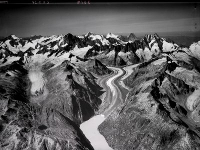 ETH-BIB-Grimselsee, Oberaargletscher, Unteraargletscher, Finsteraarhorn v. O. aus 4400 m-Inlandflüge-LBS MH01-008019