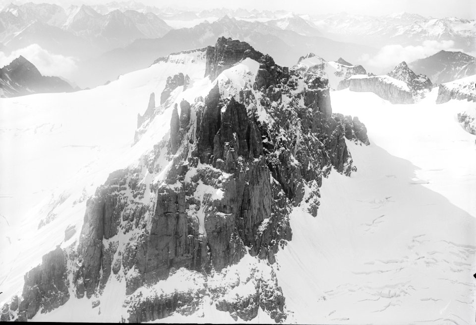 ETH-BIB-Gross Spannort, Chli Spannort v. N. aus 3300 m-Inlandflüge-LBS MH01-004710