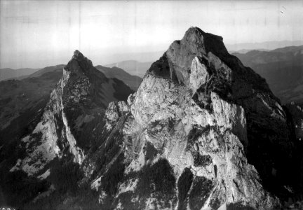 ETH-BIB-Grosser Mythen, Kleiner Mythen v. S. W. aus 1700 m-Inlandflüge-LBS MH01-006553