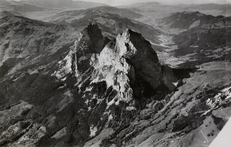 ETH-BIB-Grosser Mythen, Kleiner Mythen, Alptal, Einsiedeln, Rothenturm v. S. aus 2300 m-Inlandflüge-LBS MH01-005612