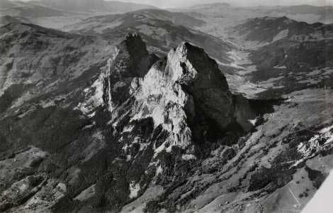 ETH-BIB-Grosser Mythen, Kleiner Mythen, Alptal, Einsiedeln, Rothenturm v. S. aus 2300 m-Inlandflüge-LBS MH01-005612