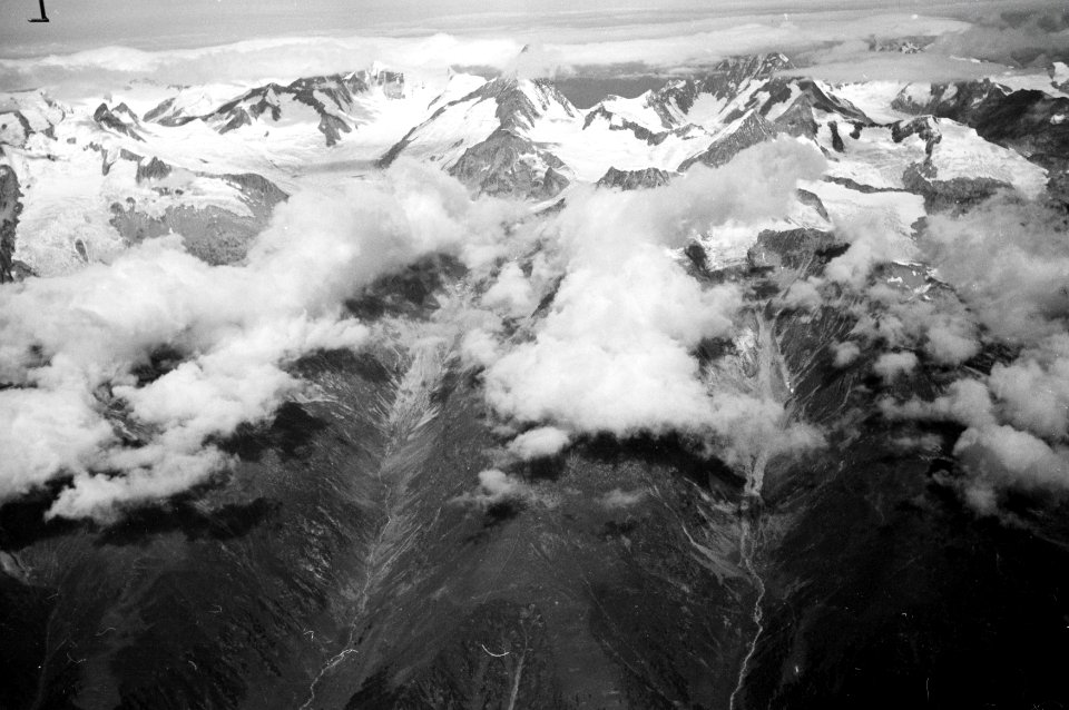 ETH-BIB-Grosses Wannenhorn, Finsteraarhorn, Fieschergletscher-Inlandflüge-LBS MH05-17-43