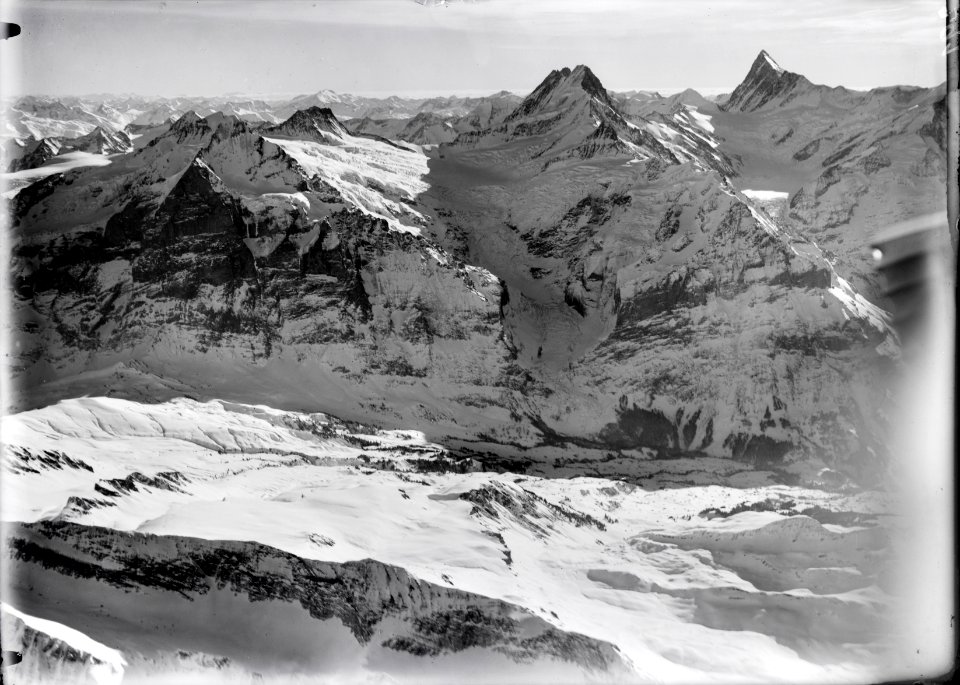 ETH-BIB-Grosse Scheidegg, Wetterhorn, Schreckhorn, Finsteraarhorn aus 4000 m-Inlandflüge-LBS MH01-000291