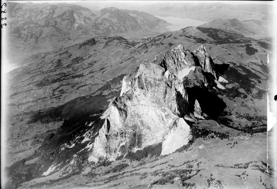 ETH-BIB-Grosser Mythen, Kleiner Mythen, Haggenegg, Aegerisee v. S. O. aus 3000 m-Inlandflüge-LBS MH01-002382