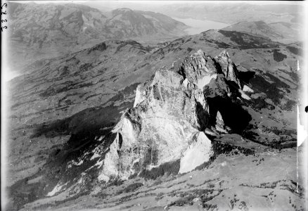 ETH-BIB-Grosser Mythen, Kleiner Mythen, Haggenegg, Aegerisee v. S. O. aus 3000 m-Inlandflüge-LBS MH01-002382