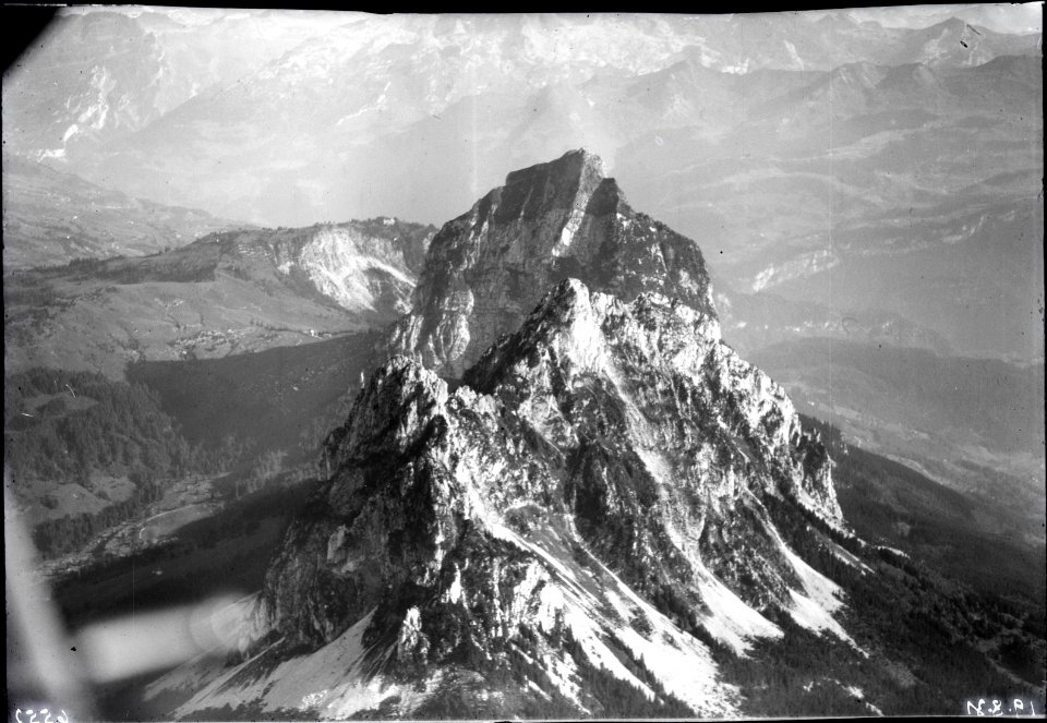 ETH-BIB-Grosser Mythen, Kleiner Mythen v. N. aus 1900 m-Inlandflüge-LBS MH01-006552